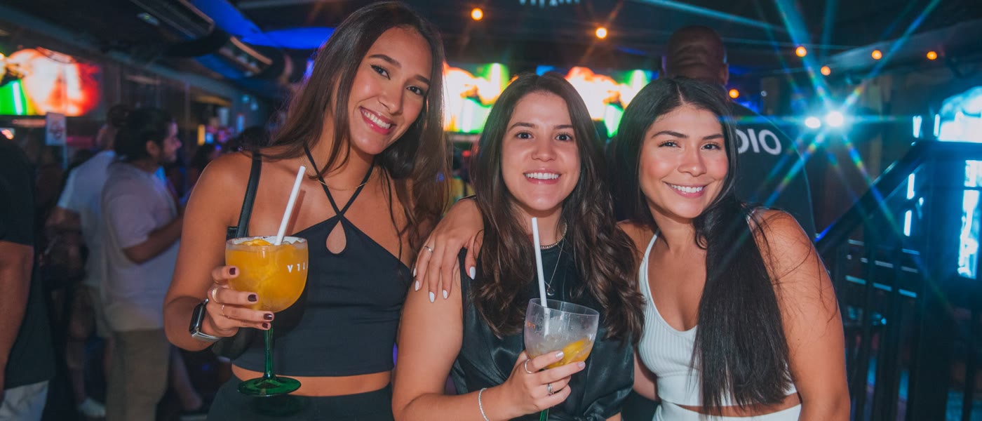 Amigas brindando com os drinks da casa no Vila 567