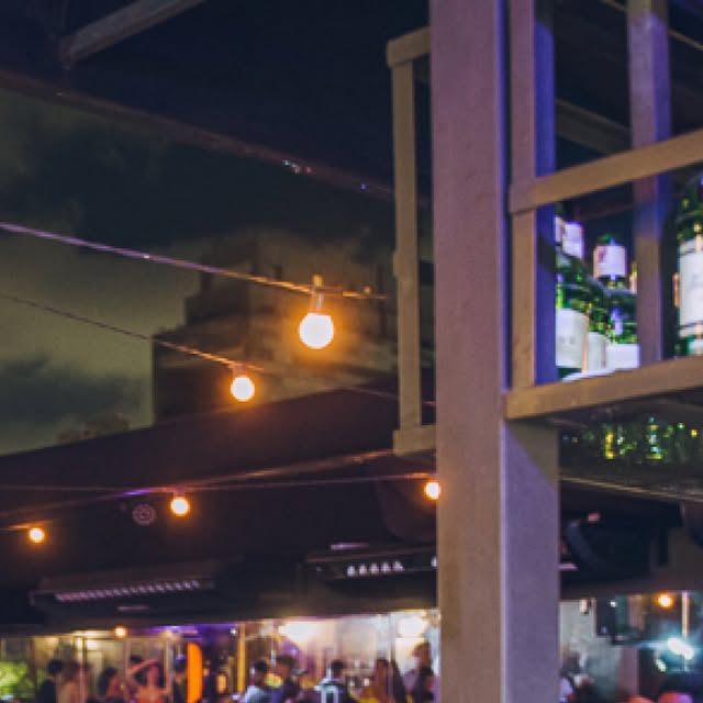 Rooftop à noite com varal de luzes