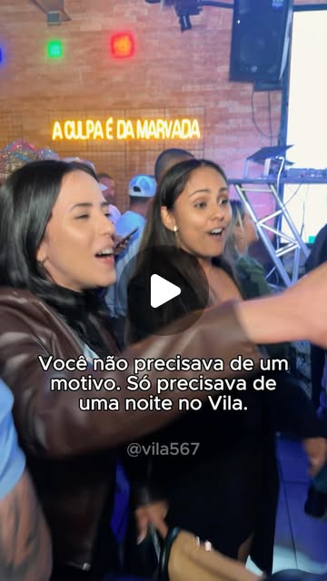 Amigas dançando embaixo do neon A culpa é da marvada