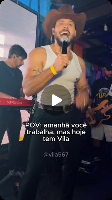 Cantor de chapéu no palco: POV, amanhã você trabalha, mas hoje tem Vila