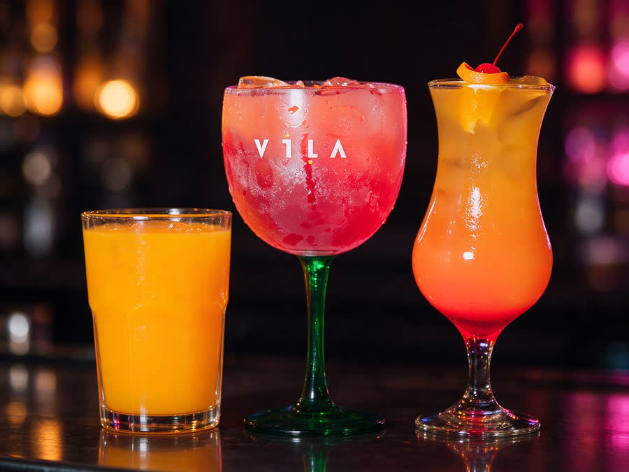 Os três drinks da casa lado a lado no balcão