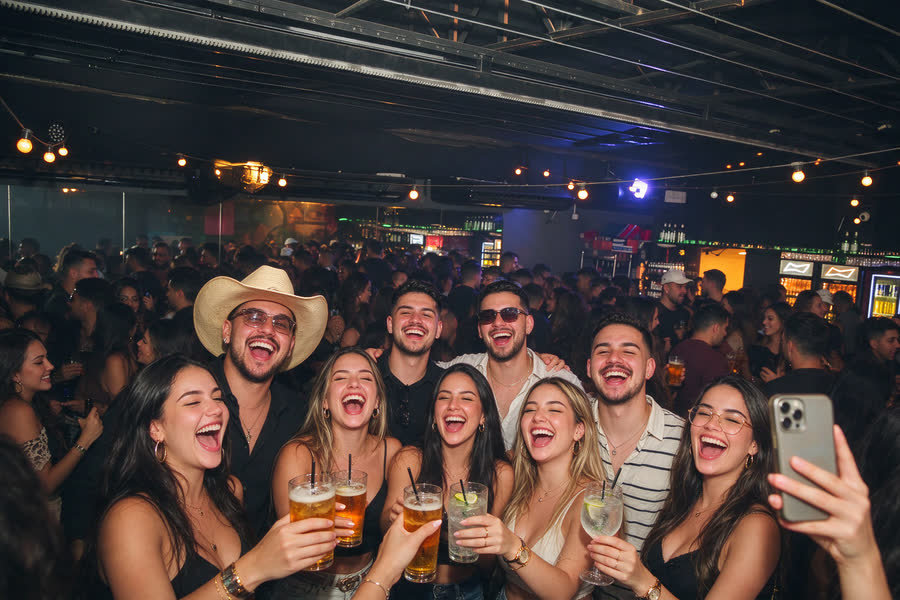 Turma brindando e tirando selfie no rooftop lotado